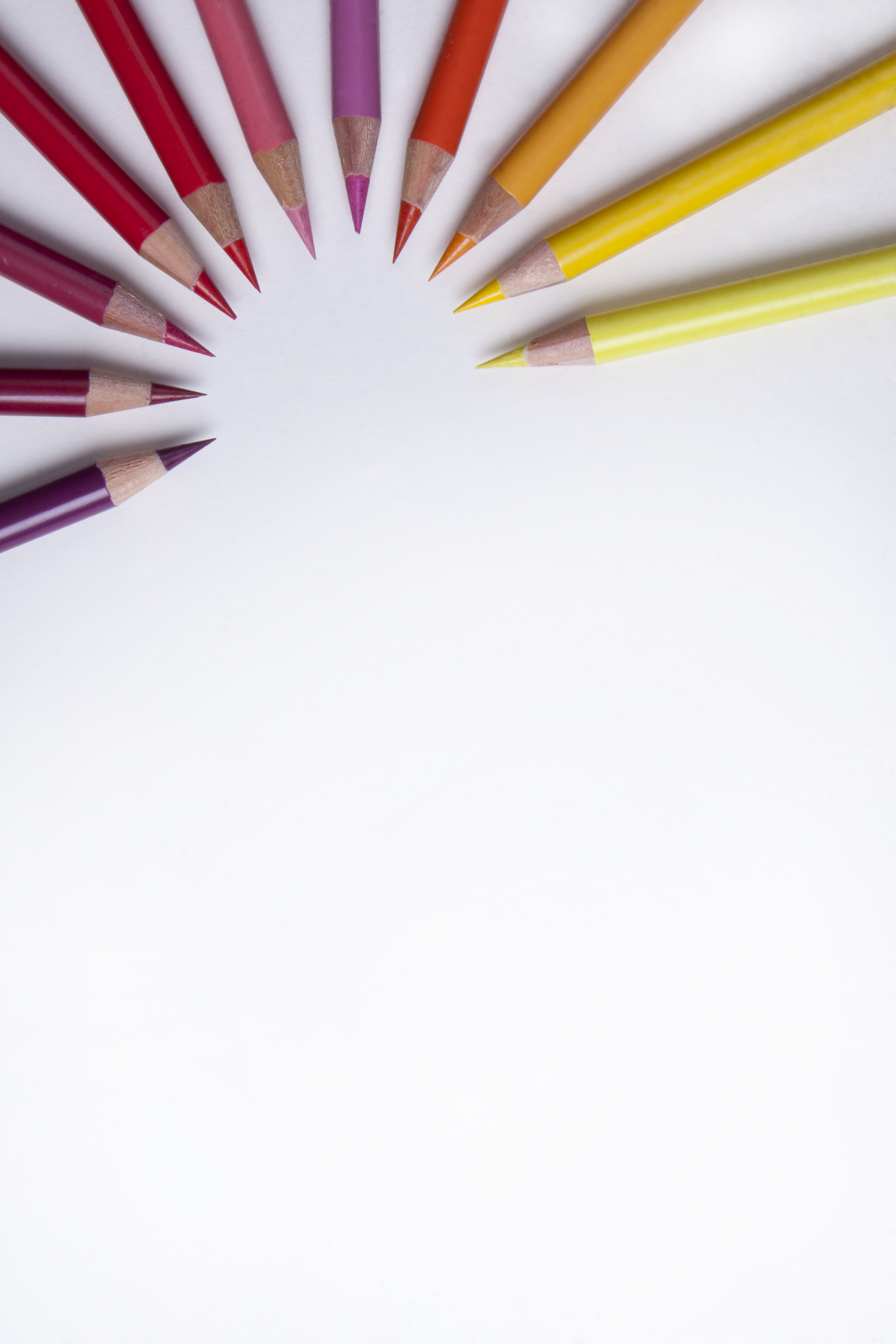 Lápices de colores dispuestos en círculo